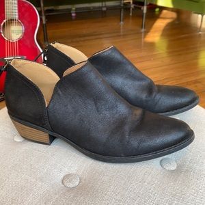 Qupid Black Booties w/ Back Zipper 7.5